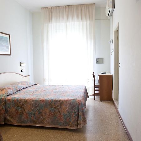 Hotel Latini Rimini Extérieur photo