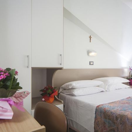 Hotel Latini Rimini Extérieur photo