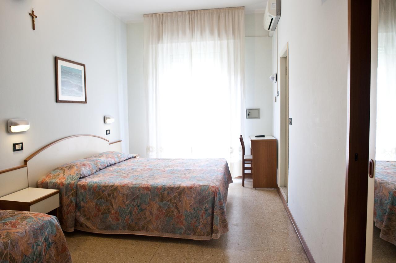 Hotel Latini Rimini Extérieur photo