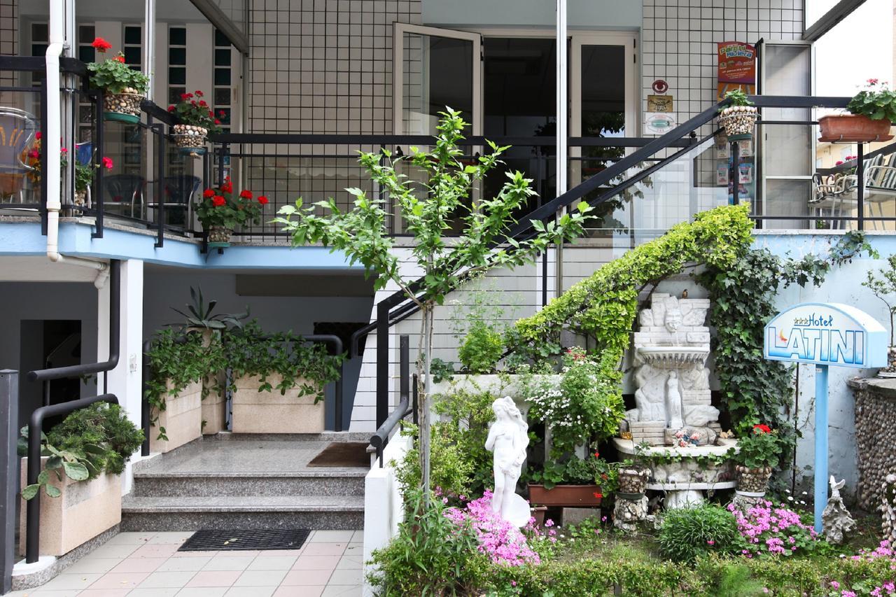 Hotel Latini Rimini Extérieur photo