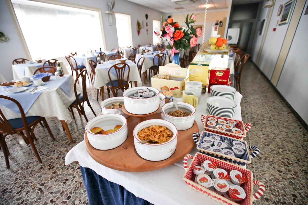 Hotel Latini Rimini Extérieur photo