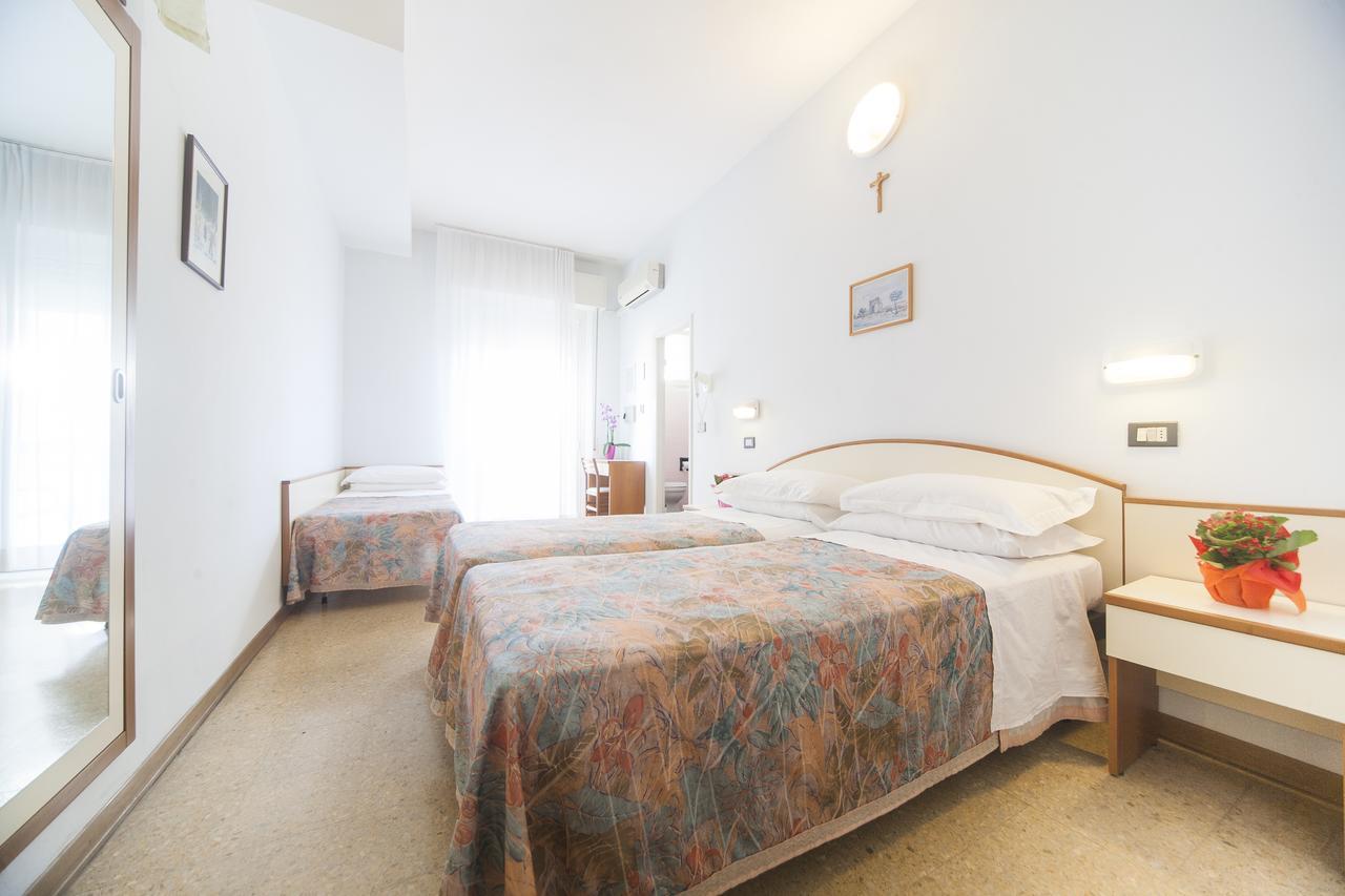 Hotel Latini Rimini Extérieur photo