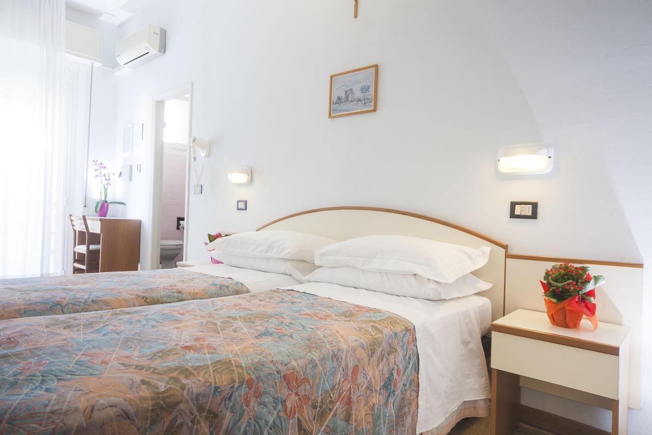 Hotel Latini Rimini Extérieur photo