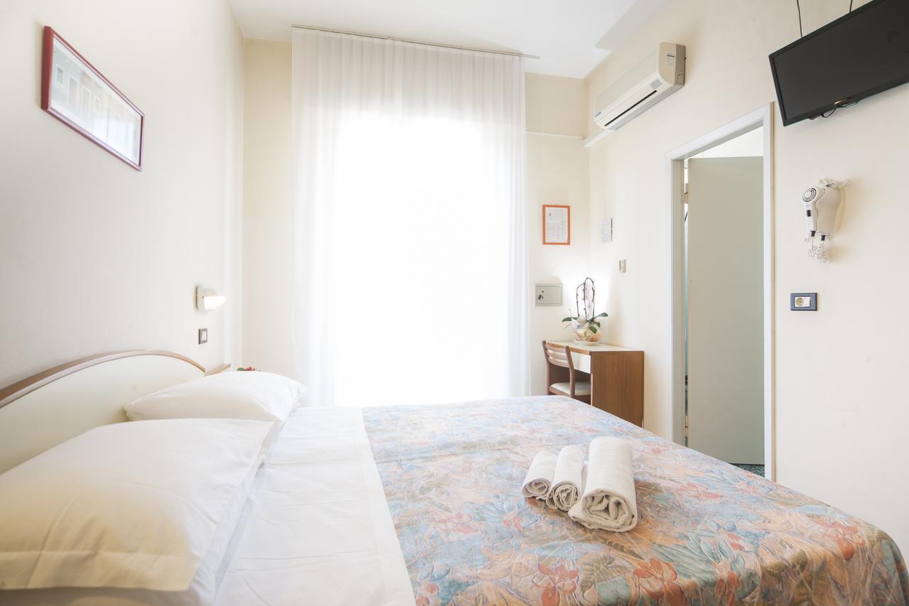 Hotel Latini Rimini Extérieur photo