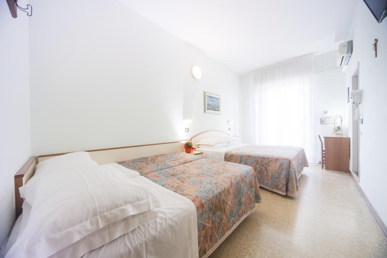 Hotel Latini Rimini Extérieur photo