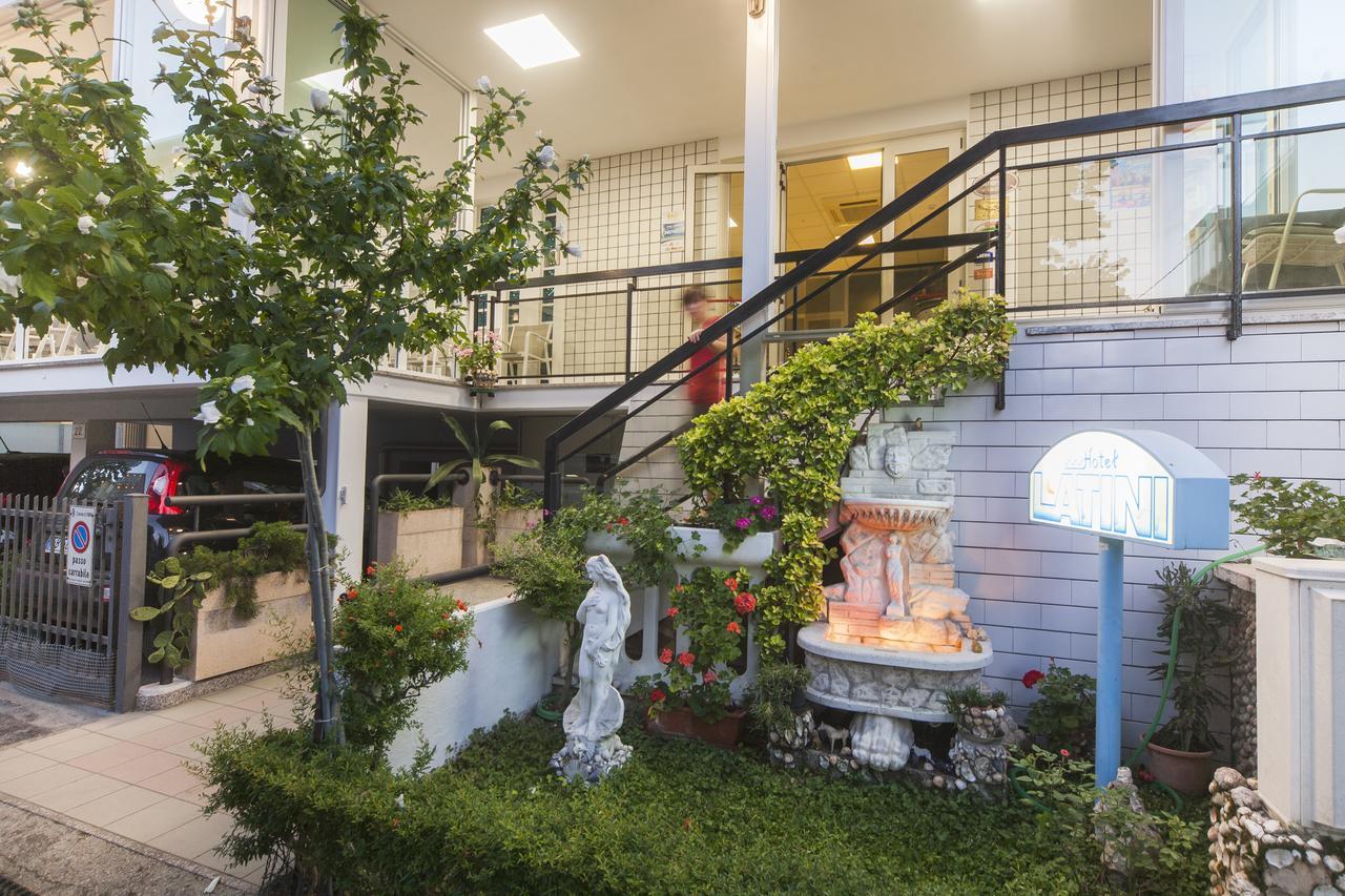 Hotel Latini Rimini Extérieur photo