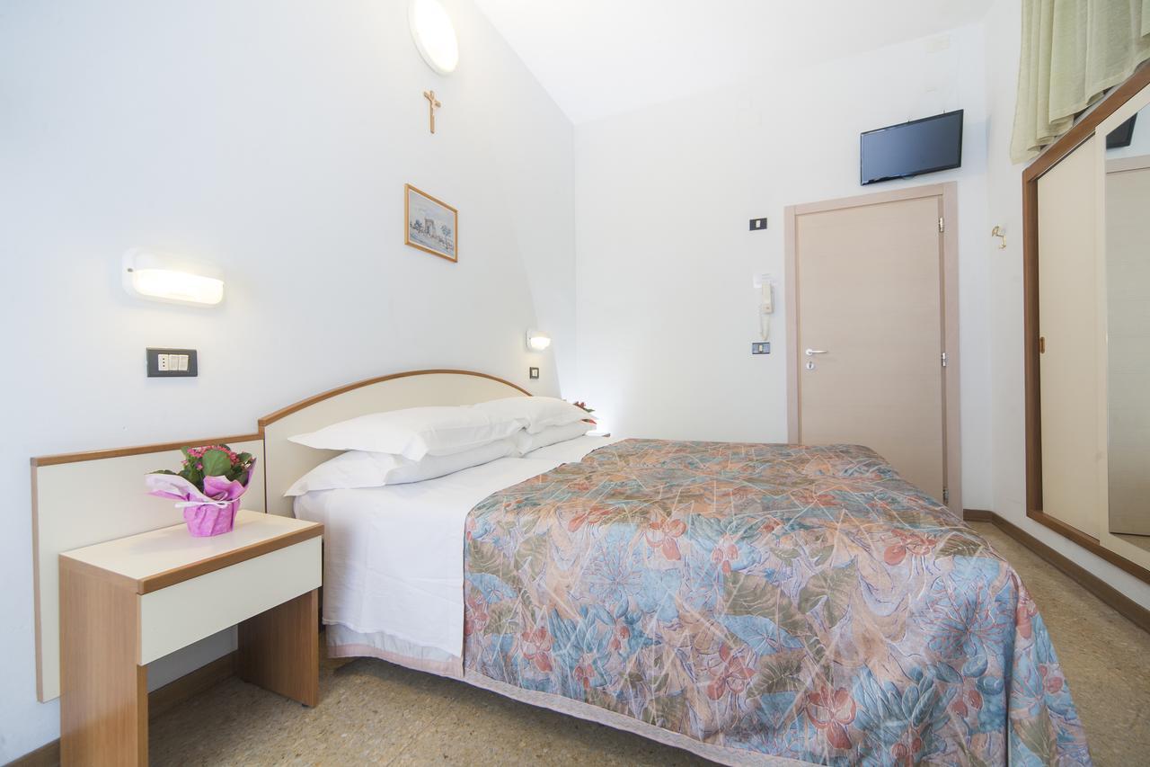 Hotel Latini Rimini Extérieur photo